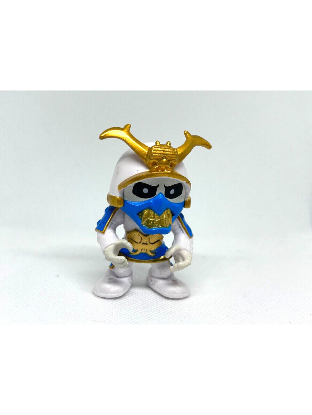 Moose Toys Treasure X King's Gold Skeleton King White Blue